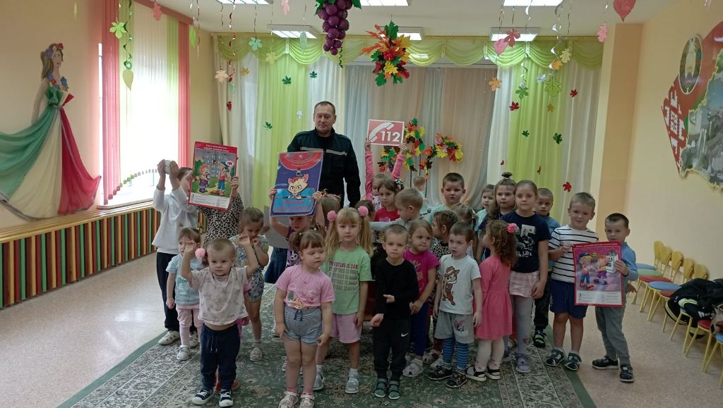 Шкловские спасатели рассказывают детям о безопасности