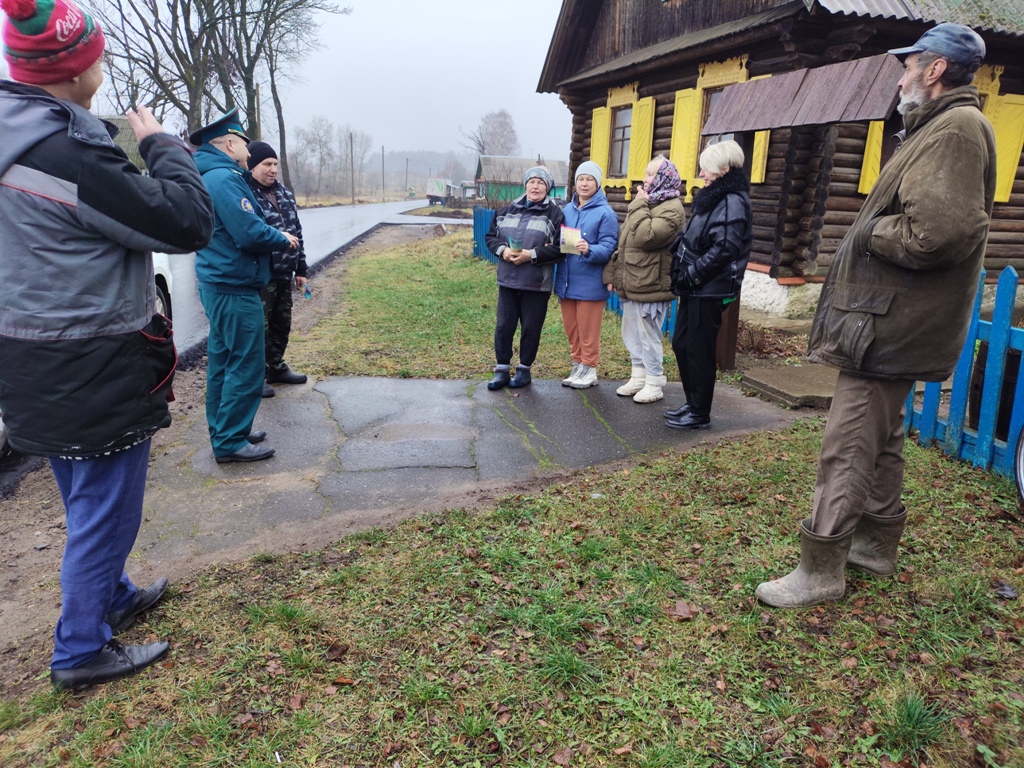 Работники Шкловского РОЧС приняли участие в сельском ходе в Кривеле