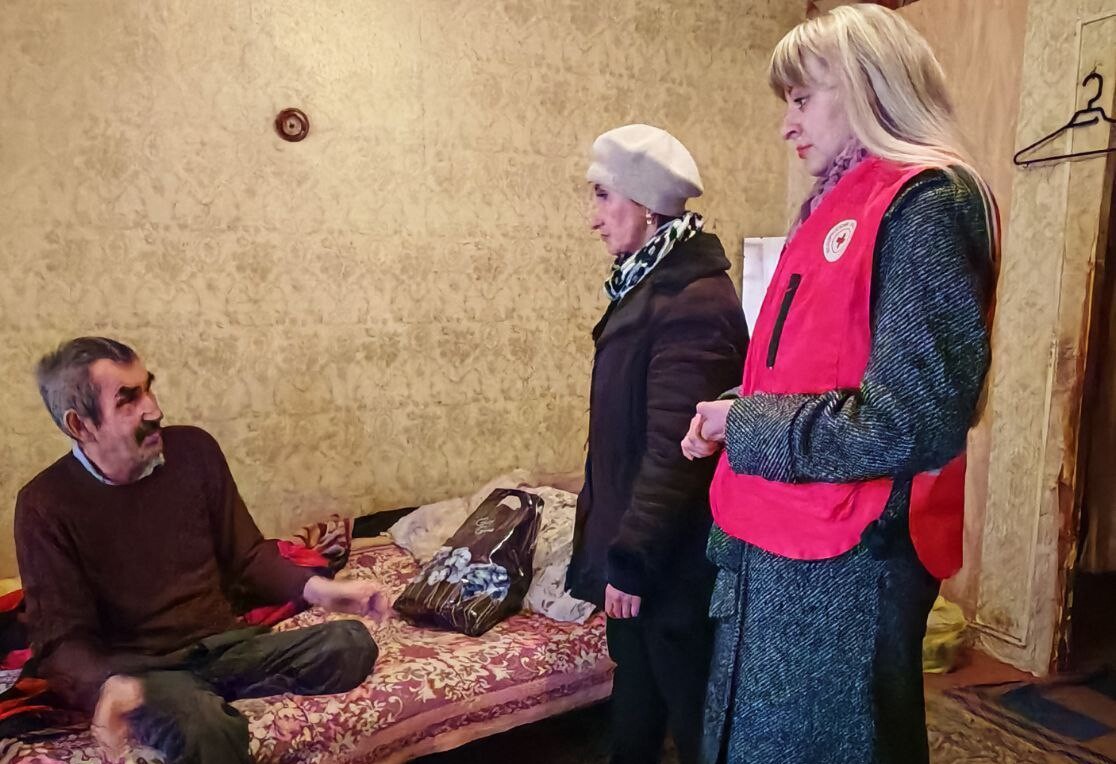 Красный Крест и служба соцзащиты дарят помощь и тепло