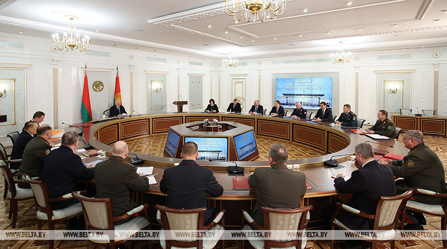 Александр Лукашенко указал на милитаризацию западных стран и необходимость актуализировать оборонные действия 