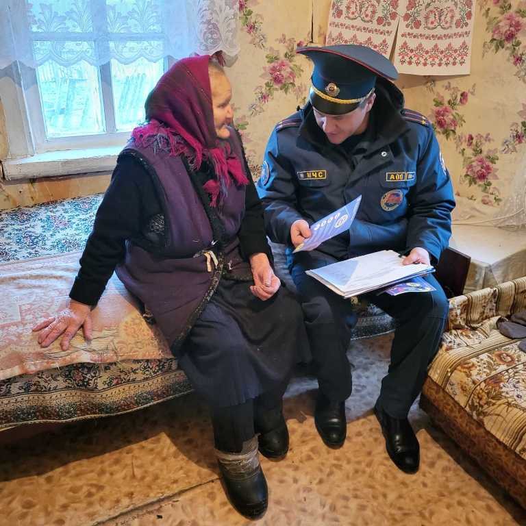 Работники МЧС рассказывают шкловчанам о пользе пожарных извещателей