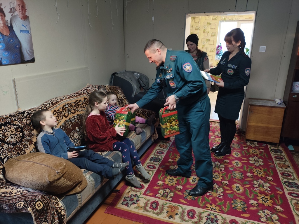 Подарки и забота о безопасности: спасатели посетили многодетную семью в Шклове