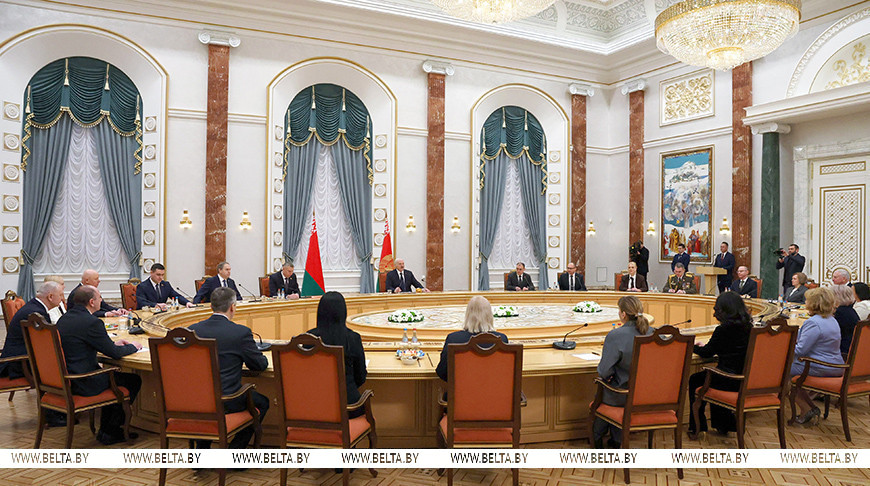 «Будущее — время науки». Александр Лукашенко вручил дипломы доктора наук и аттестаты профессора