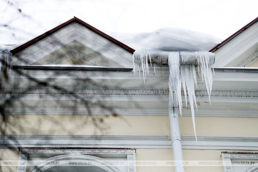 Сосульки и снежные шапки на крышах. О правилах безопасности возле зданий напоминают спасатели