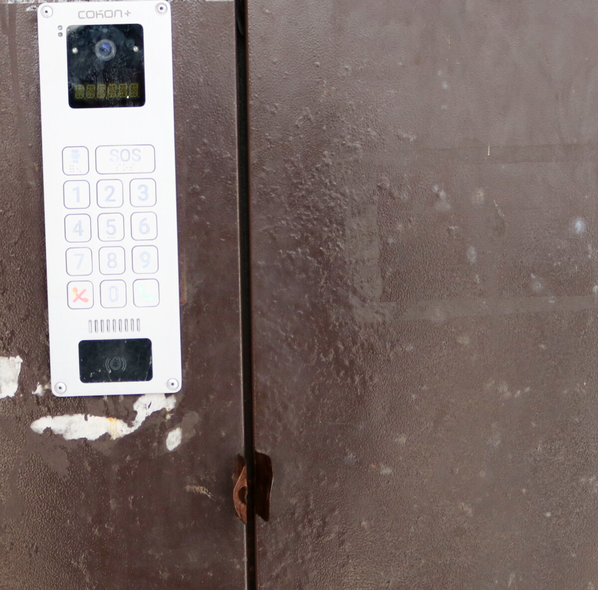 „Видеоконтроль“ на страже подъезда: в Шклове заработала новая система домофонии