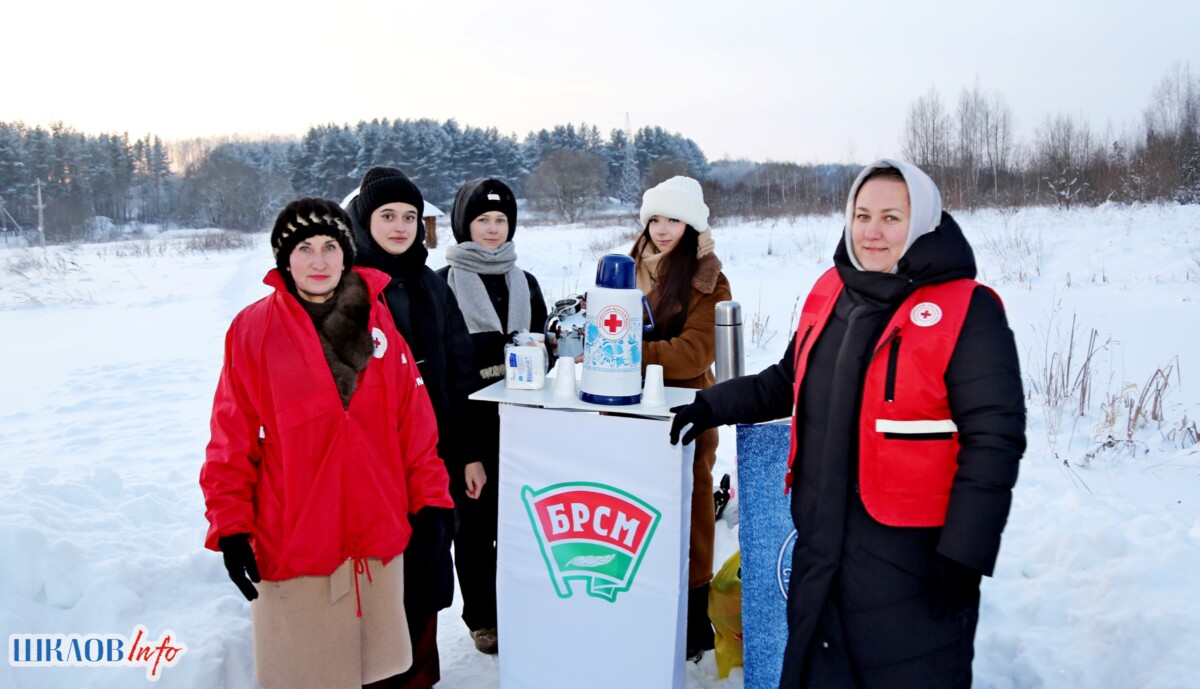 Тепло заботы в морозный день Крещения подарили шкловчанам волонтеры