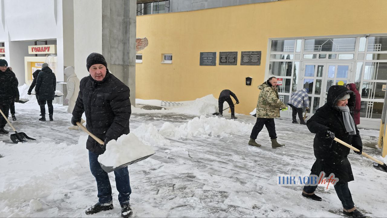 Снег — не помеха: шкловчане объединились для уборки города