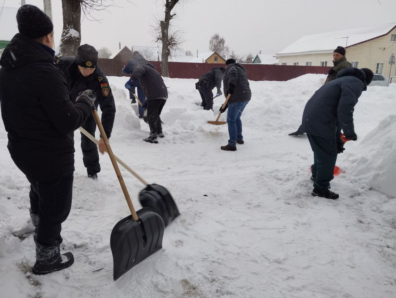 Могилевщина, получится вместе! Шкловчане активно присоединились к инициативе по уборке снега после циклона «Улли»