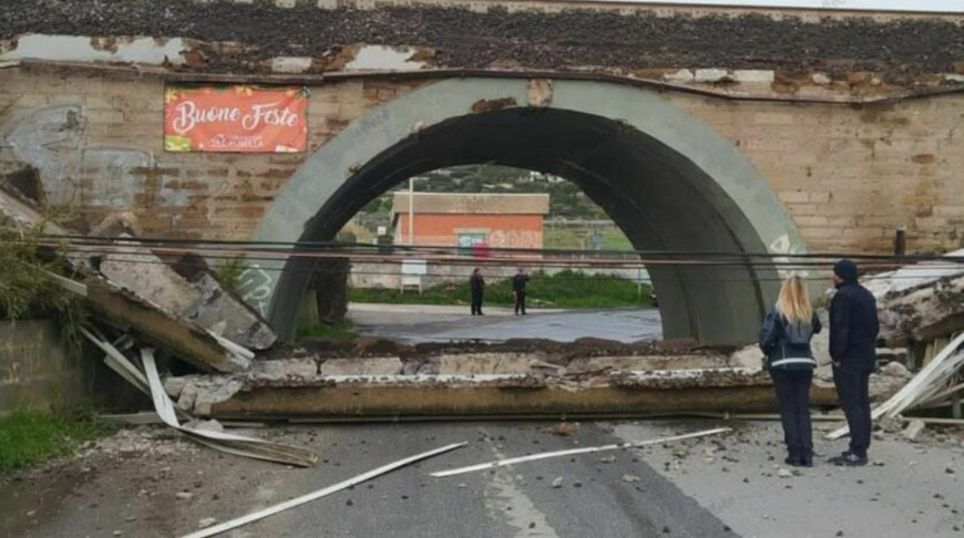 Часть конструкции железнодорожного моста обрушилась на подъезде к Риму