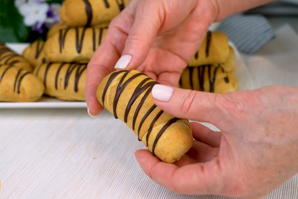 Вкусное угощение к чаю: рецепт рулетиков с кокосовой начинкой