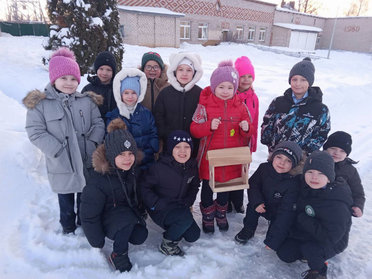 Урок милосердия: как в Шклове дети кормят птиц зимой