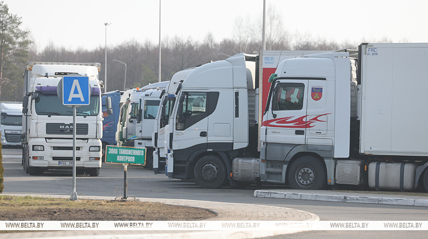 «Не торопятся работать». Как литовская сторона принимает грузовики в пункте пропуска «Бенякони» 