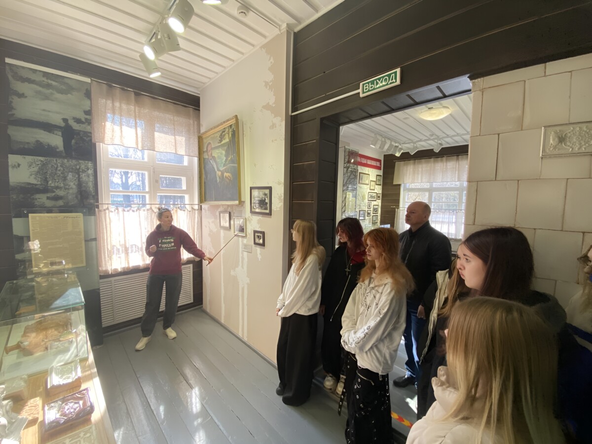 Путешествие в мир поэзии: учащиеся Шкловского государственного колледжа посетили музей Янки Купалы