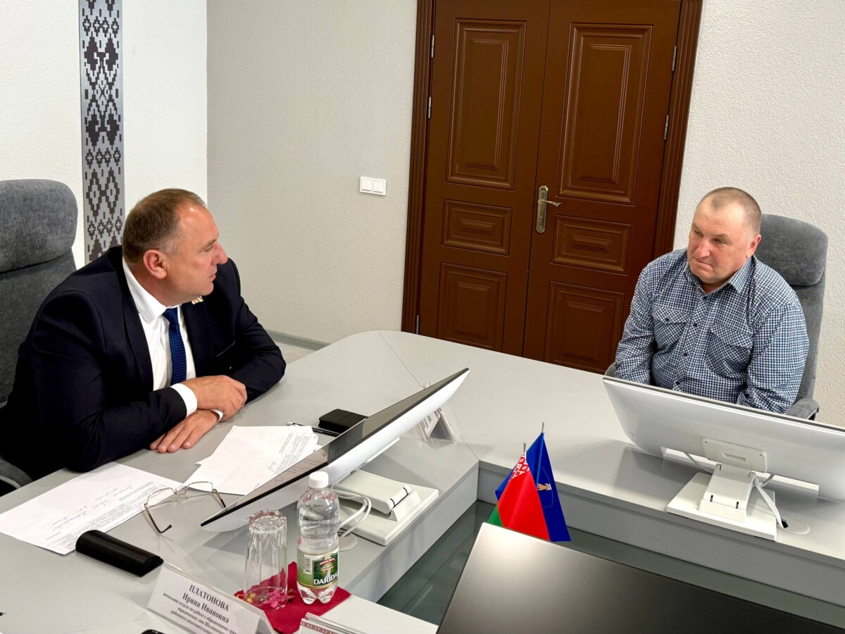 Личный прием граждан провел председатель Шкловского райисполкома Сергей Бартош