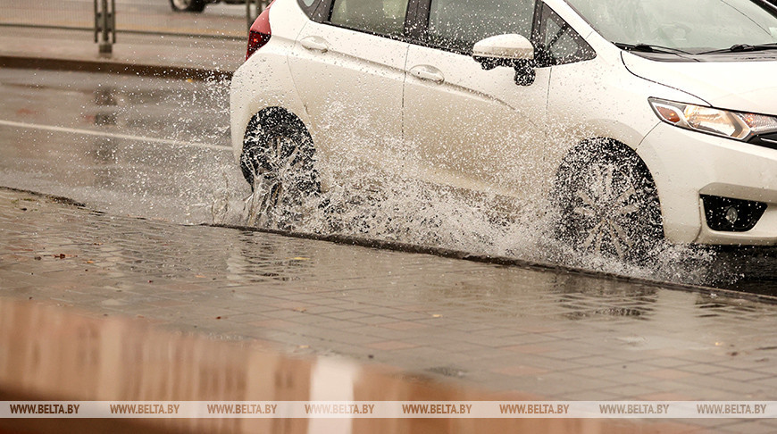 Правоохранители напомнили о правилах безопасного поведения на дорогах при дожде 