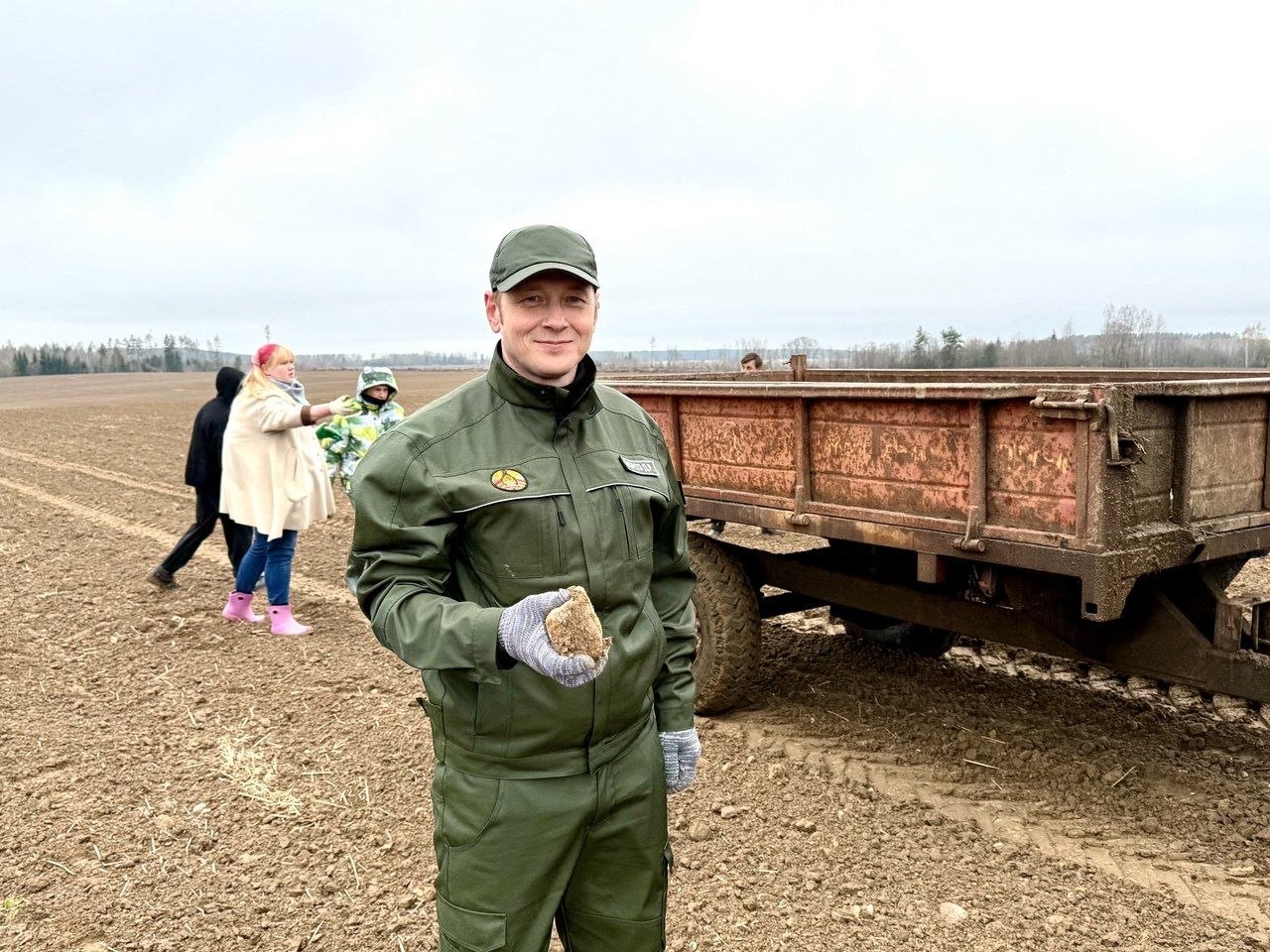 Министр энергетики Денис Мороз принял участие в субботнике на Шкловщине