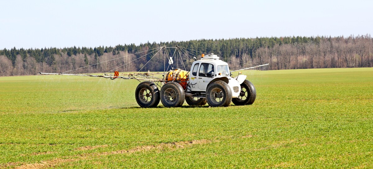 В ЗАО «Большие Славени» активно идет весенняя подкормка культур