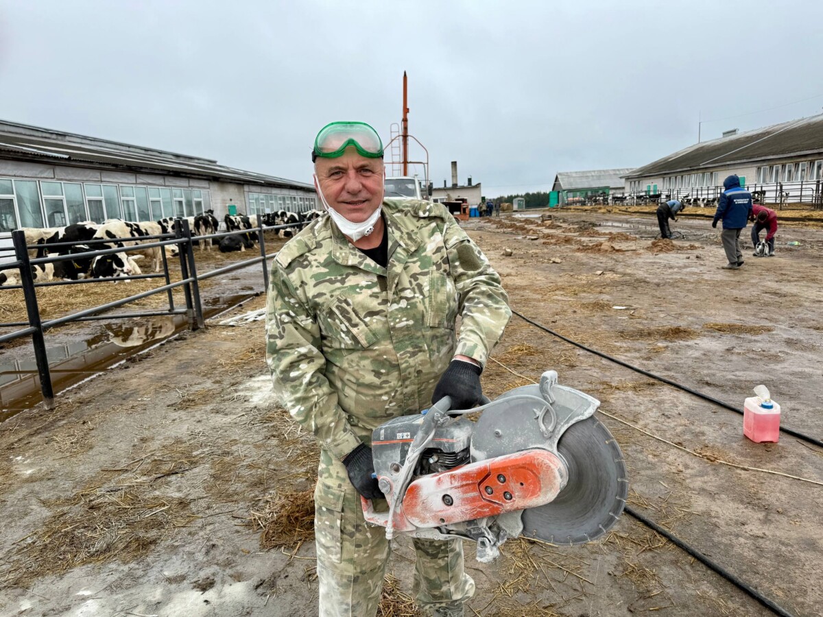 Председатель Шкловского райисполкома Сергей Бартош во время субботника трудился на строительстве профилактория для телят