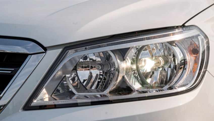 Что будет, если заменить в фарах авто лампы на более мощные? Отвечают судэксперты