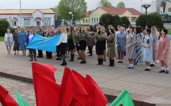В преддверии Дня Победы шкловчанки исполнили легендарную «Катюшу»