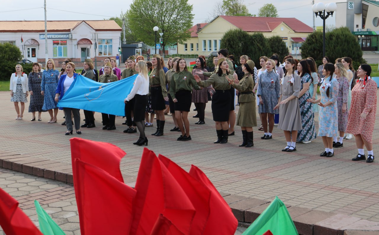 В преддверии Дня Победы шкловчанки исполнили легендарную «Катюшу»