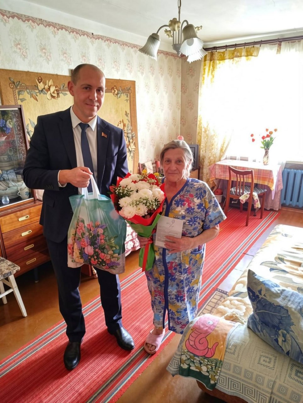 Начальник Шкловского РОВД поздравил жительницу Шклова в канун Дня Победы