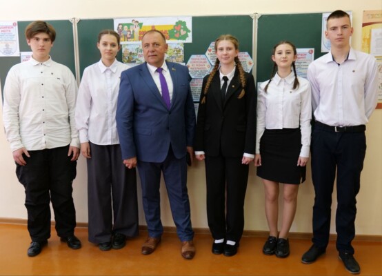 Председатель райисполкома Сергей Бартош поздравил выпускников Шкловщины с окончанием учебного года