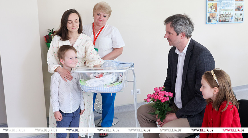 «Бацькава кашуля» для третьего ребенка. Трогательный проект для многодетных семей стартовал в Беларуси