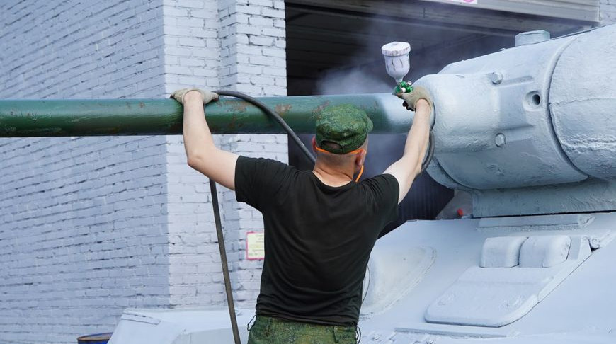 С максимальной исторической точностью. В Могилеве военнослужащие реставрируют советский танк Т-34
