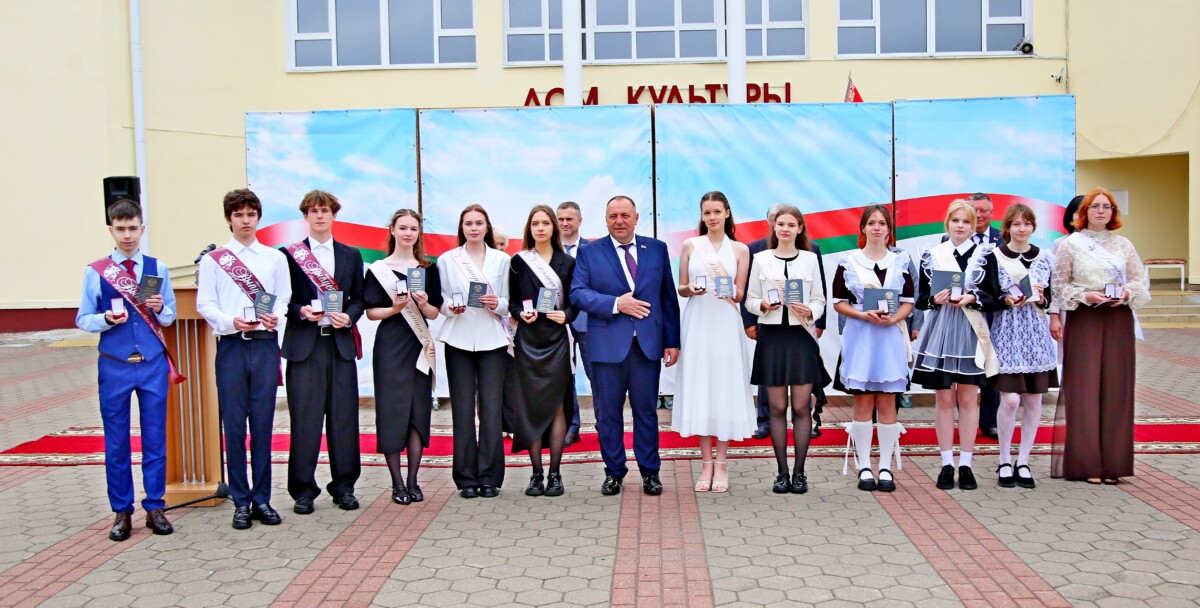 Выпускники поделились эмоциями и планами на будущее
