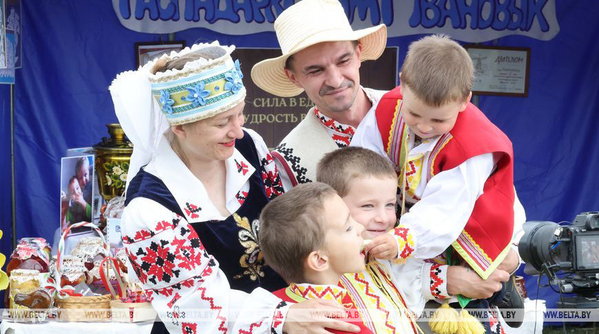 Каравай, семейные эстафеты и косьба. Финал проекта «Властелин села» пройдет в Горках 10 июля
