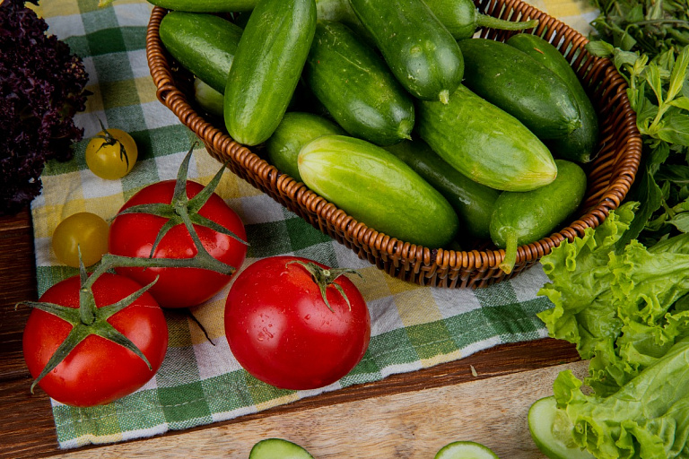 Подкормки для томатов и огурцов, которые продлят плодоношение