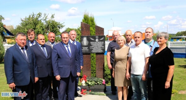 В СП «Газовик-Сипаково» открыли мемориальную доску в честь Николая Сипакова
