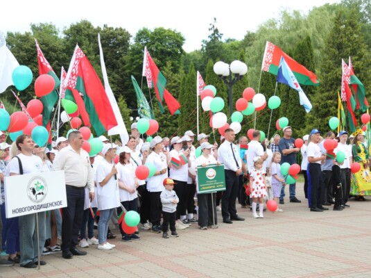 Торжественное мероприятие «И помнят наши поколенья…» прошло в Шклове возле районного Дома культуры