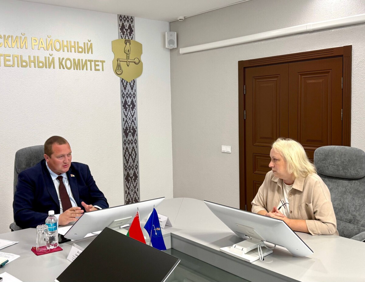 Личный прием граждан провел председатель Шкловского райисполкома Михаил Крицкий