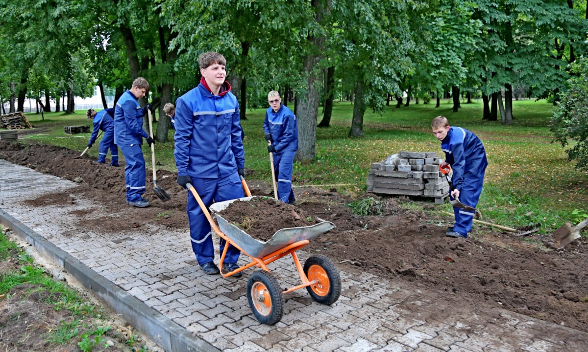 Трудовое лето с пользой проводят учащиеся Шкловского колледжа