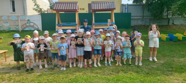 С малышами о безопасности беседуют шкловские спасатели