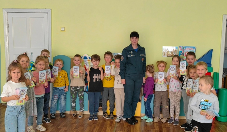 С малышами о безопасности беседуют шкловские спасатели