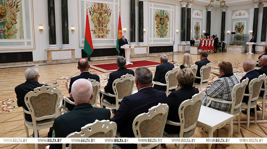 Александр Лукашенко в преддверии Дня народного единства вручил госнаграды заслуженным представителям различных сфер