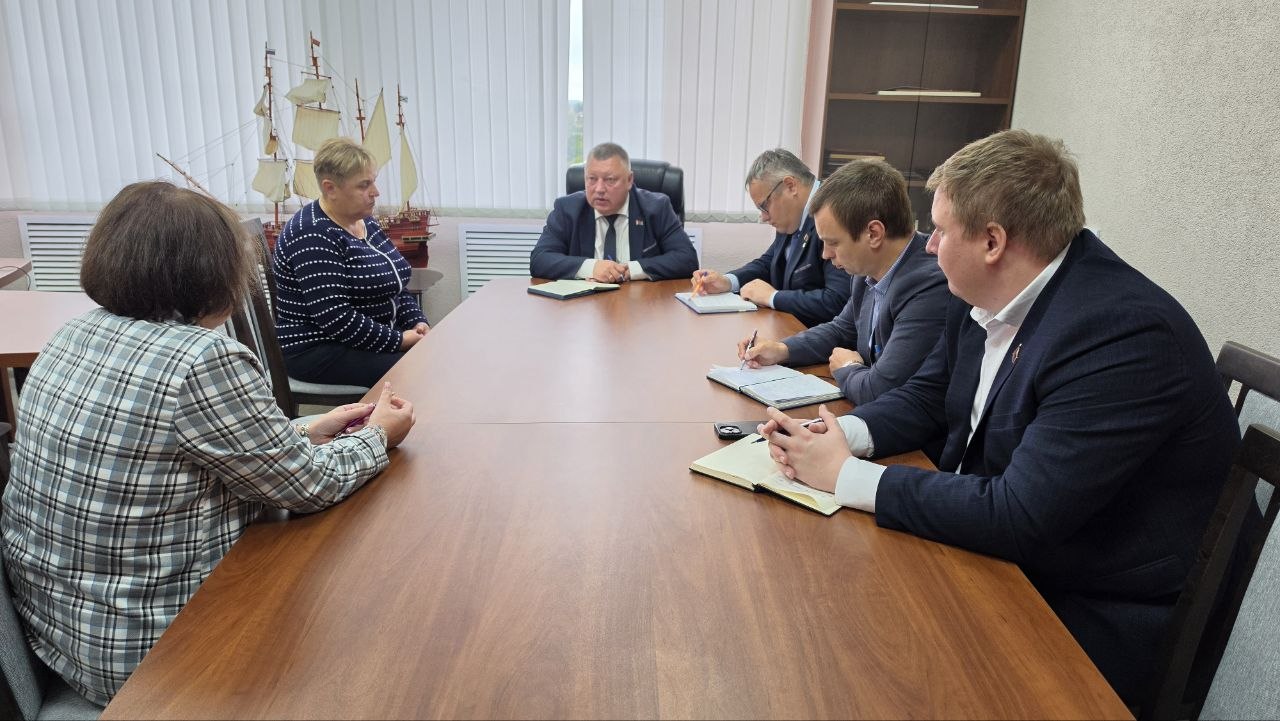 Представители депутатского корпуса провели личный прием граждан в Шклове