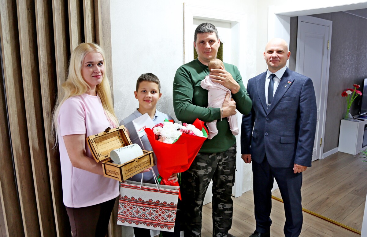 «Бацькава кашуля» в подарок Савельевым
