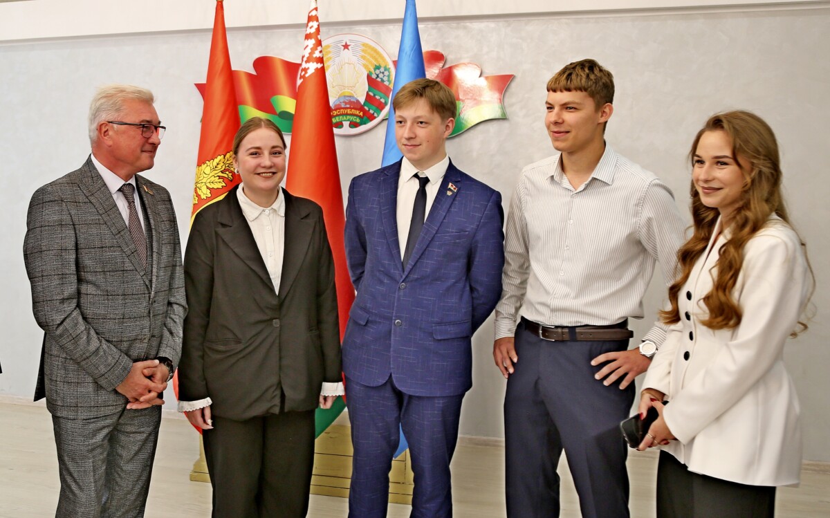 Диалог с молодежью и работа с обращениями: рабочий визит Валерия Малашко в регион