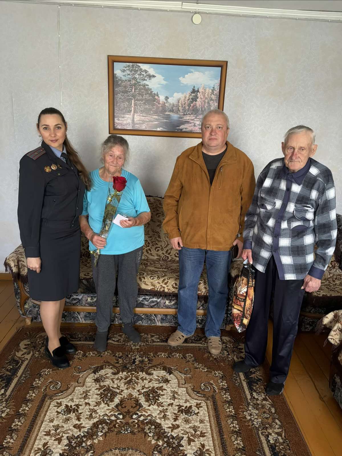 Связь поколений и искренняя забота: в Шклове поздравили ветеранов милиции