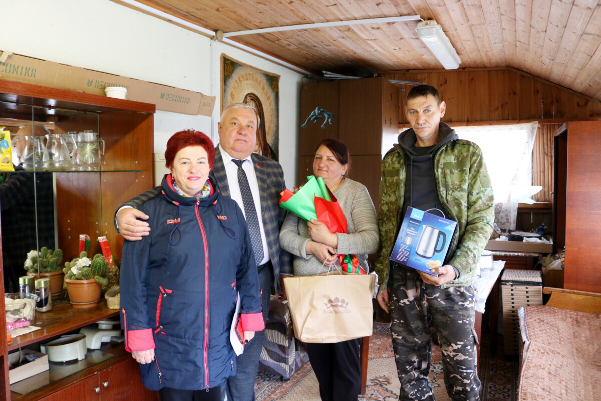 В Шкловском районе поздравили многодетных отцов
