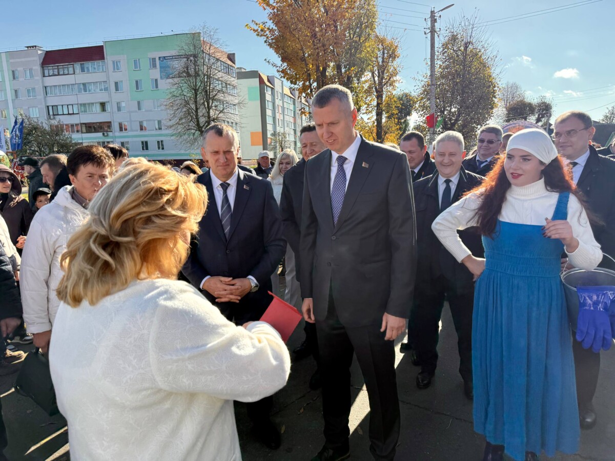 Хлебосольно и с песнями встречали на Шкловском подворье почетных гостей